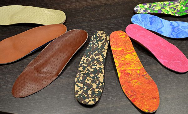 Semelles orthopediques étalées en arc de cercle