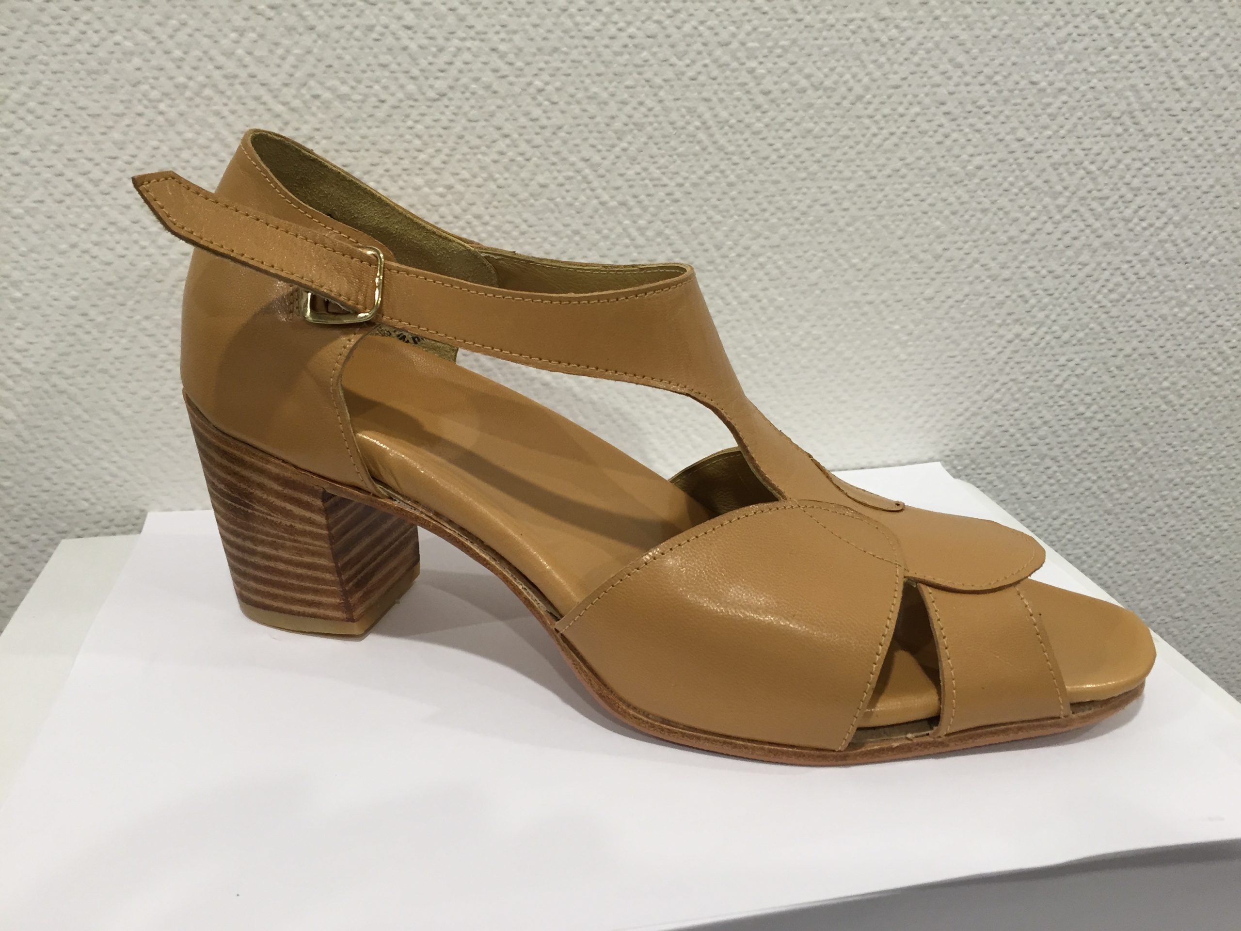 Chaussure orthopédique pour femme ouvert et à talon plateforme